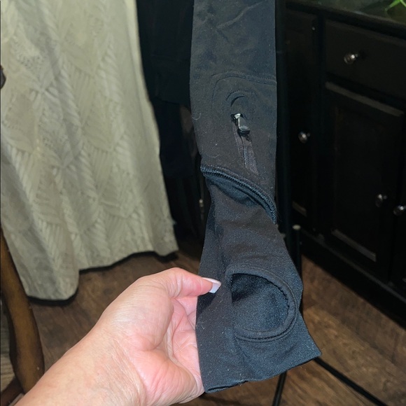 ALO Yoga Black Hoodie - Picture 5 of 9